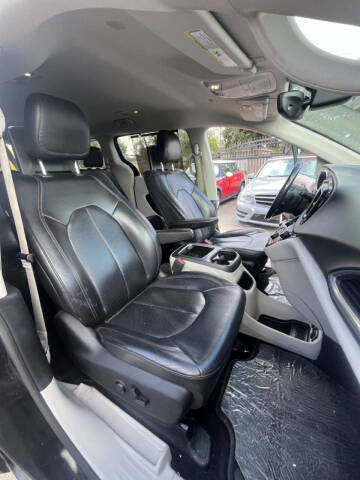 2017 Chrysler Pacifica Touring-L Plus