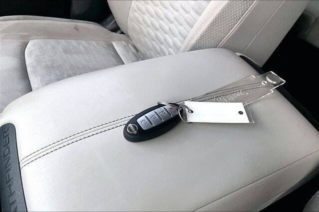 2022 Nissan Pathfinder SV