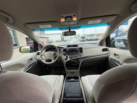 2012 Toyota Sienna LE 7-Passenger Auto Access Seat