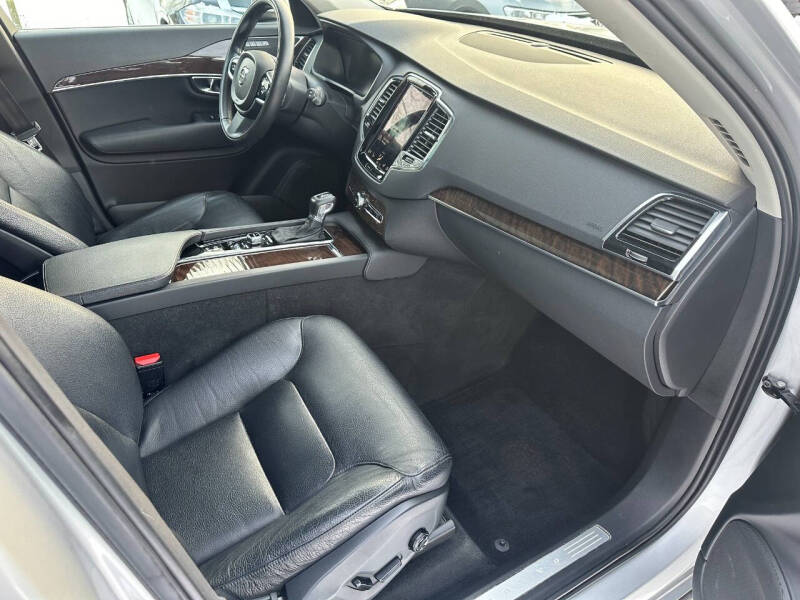 2016 Volvo XC90 T6 Momentum