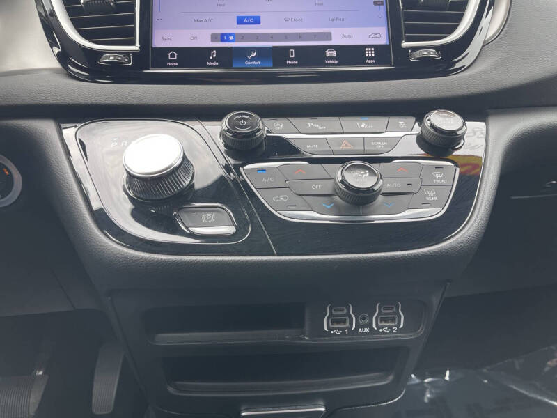 2025 Chrysler Pacifica Select