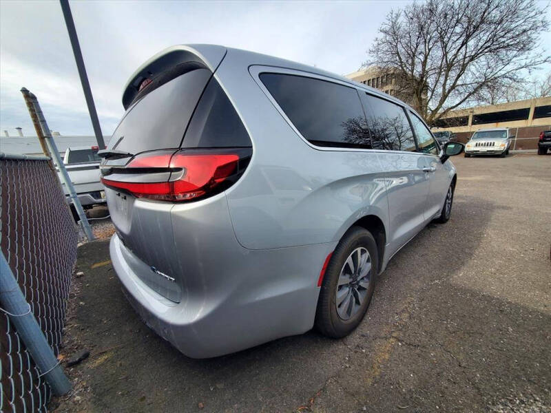 2024 Chrysler Pacifica Plug-In Hybrid S Appearance