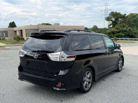 2017 Toyota Sienna SE 8-Passenger