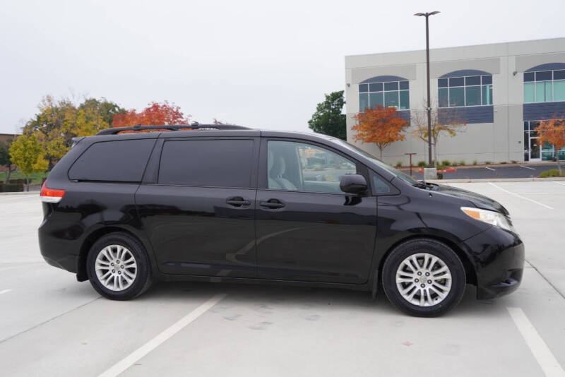 2013 Toyota Sienna LE 7-Passenger Auto Access Seat