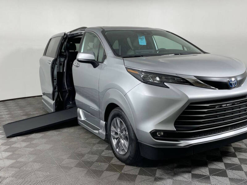 2025 Toyota Sienna XLE's photo