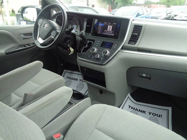 2017 Toyota Sienna LE 8-Passenger