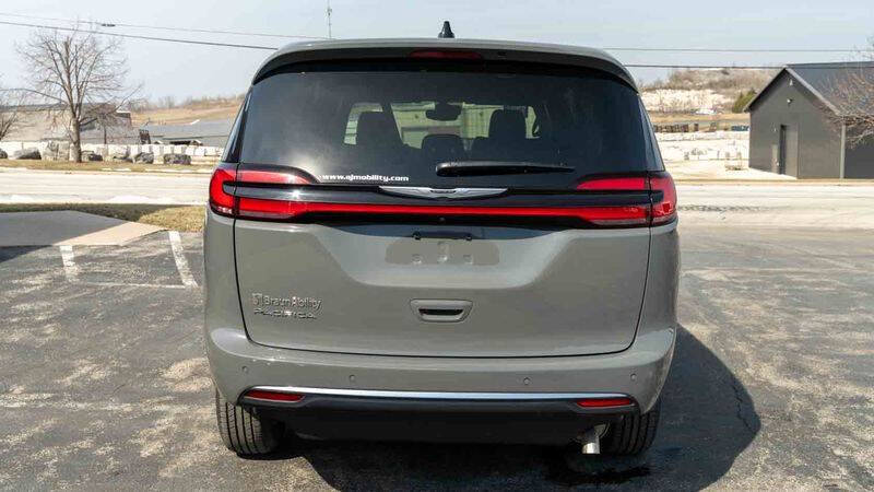 2025 Chrysler Pacifica Select