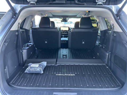 2025 Toyota Highlander Hybrid Platinum