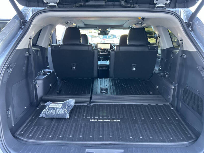 2025 Toyota Highlander Hybrid Platinum