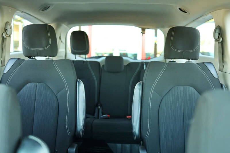 2022 Chrysler Voyager LX