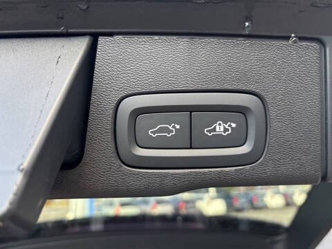 2026 Volvo XC60 B5 Ultra Black Edition