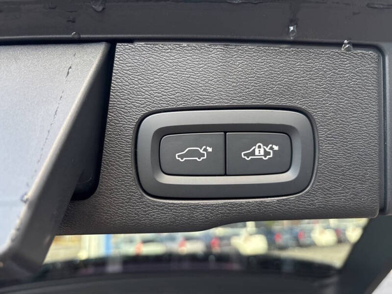 2026 Volvo XC60 B5 Ultra Black Edition