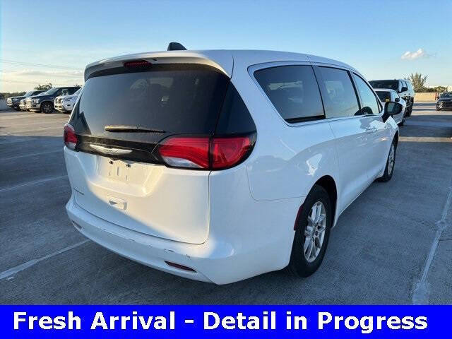 2022 Chrysler Voyager LX