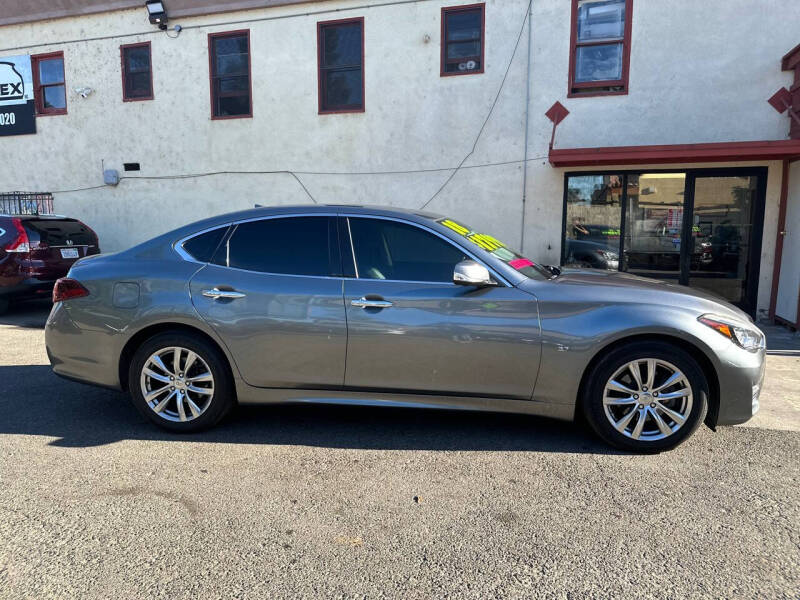 2018 INFINITI Q70 LUXE photo 5