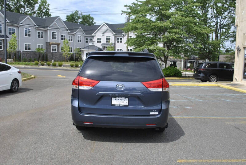 2014 Toyota Sienna LE 8-Passenger