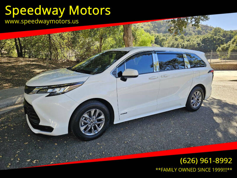 2021 Toyota Sienna LE's photo