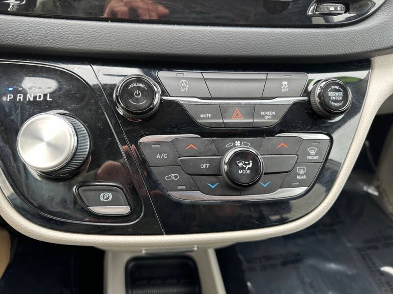 2022 Chrysler Voyager LX