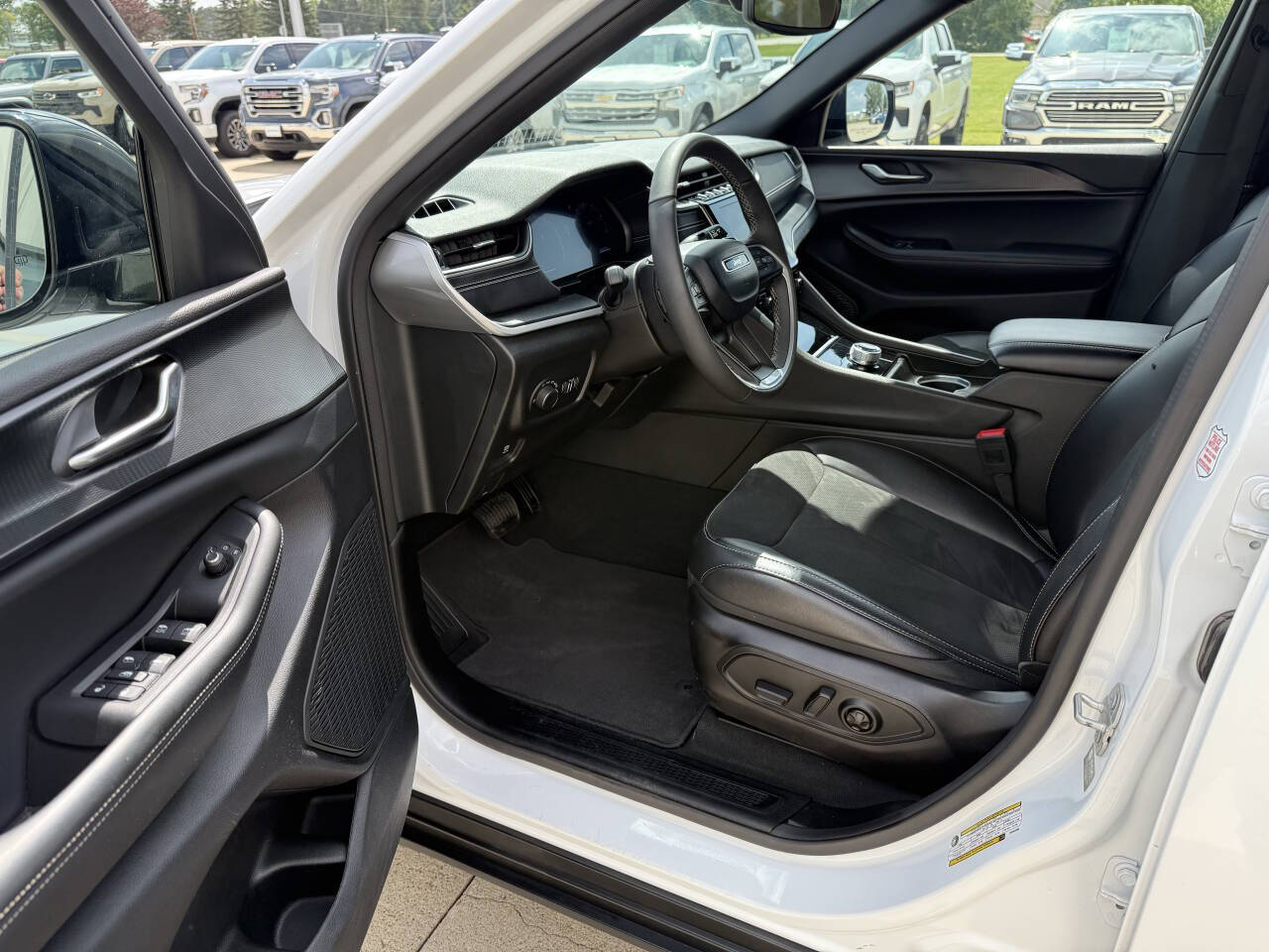 2024 Jeep Grand Cherokee Altitude photo 3