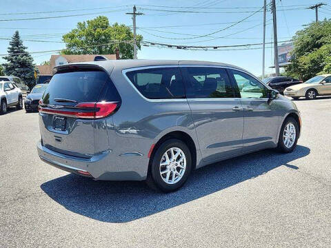 2025 Chrysler Pacifica Select