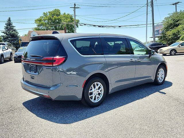 2025 Chrysler Pacifica Select
