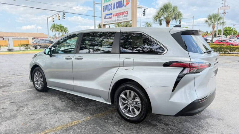 2022 Toyota Sienna LE 8-Passenger