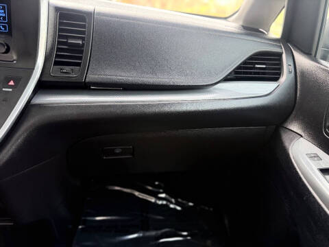 2017 Toyota Sienna SE Premium 8-Passenger