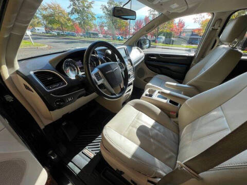 2013 Chrysler Town and Country Touring
