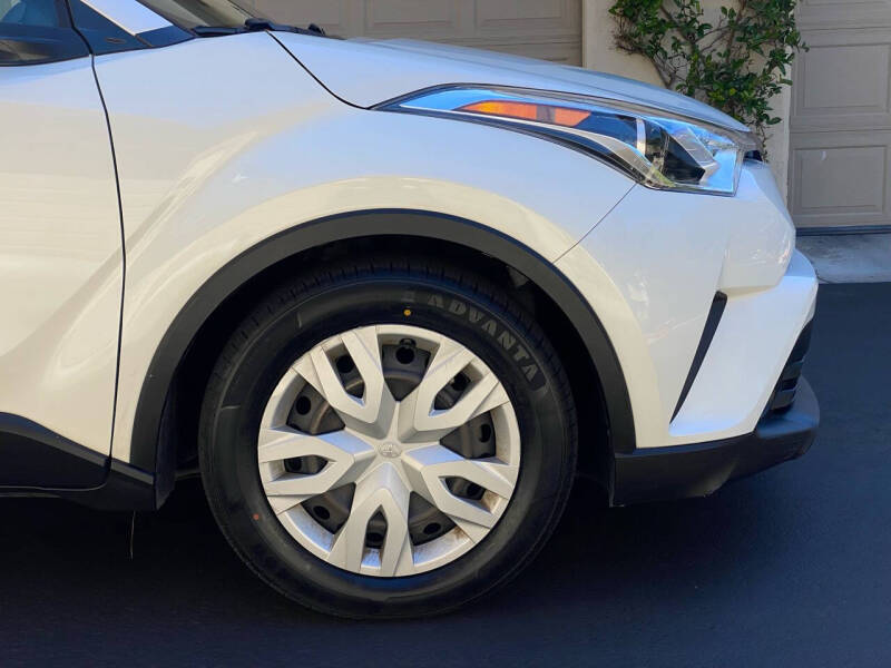 2019 Toyota C-HR LE photo 4