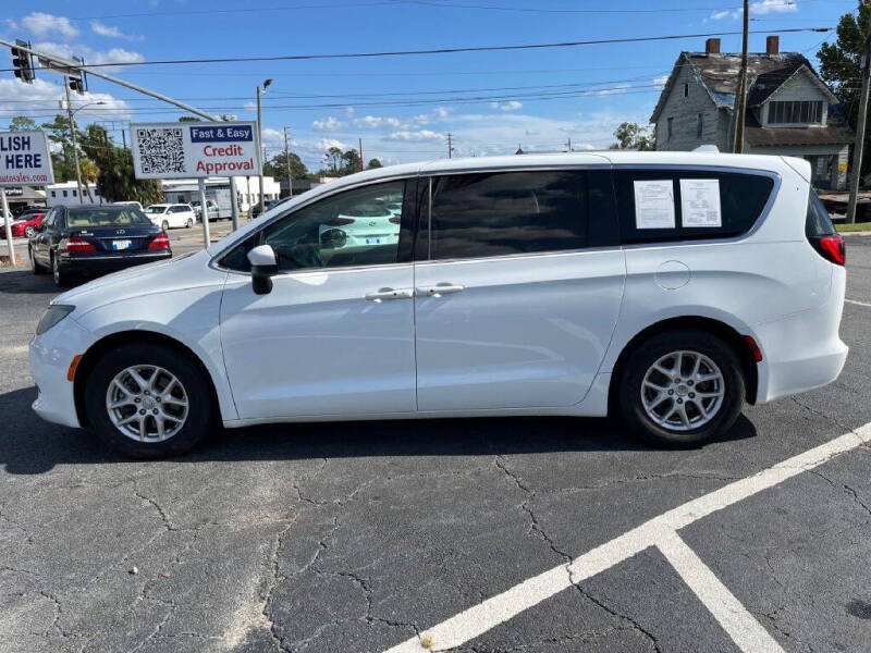 2017 Chrysler Pacifica Touring's photo