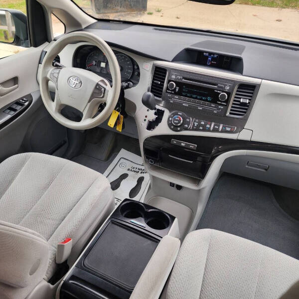 2013 Toyota Sienna LE 8-Passenger