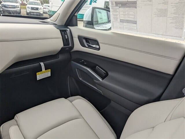 2025 Nissan Pathfinder SL