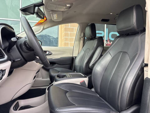 2024 Chrysler Pacifica Plug-In Hybrid Select