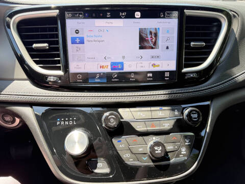 2027 Chrysler Pacifica Select