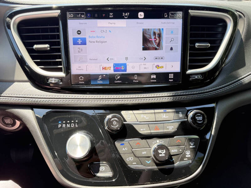 2027 Chrysler Pacifica Select