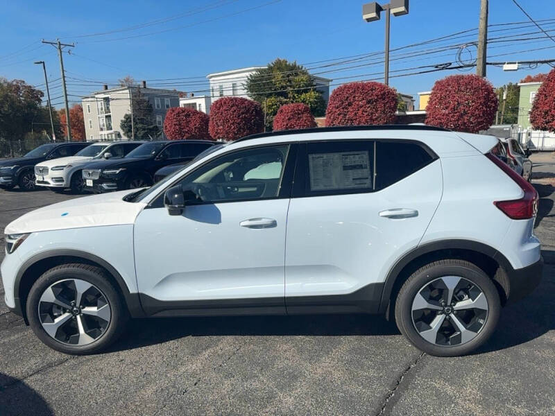2025 Volvo XC40 B5 Plus Dark Theme