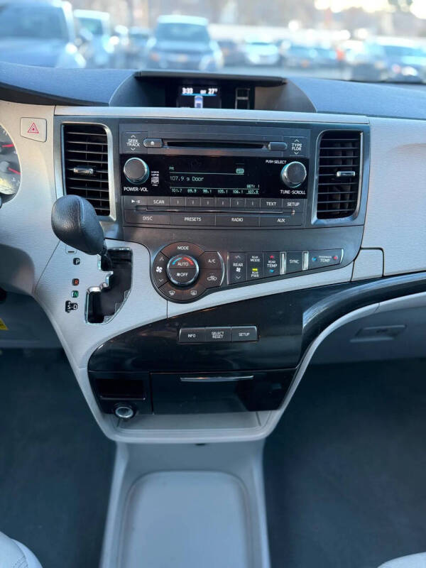 2014 Toyota Sienna LE 7-Passenger