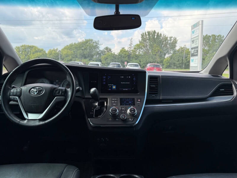 2017 Toyota Sienna SE 8-Passenger