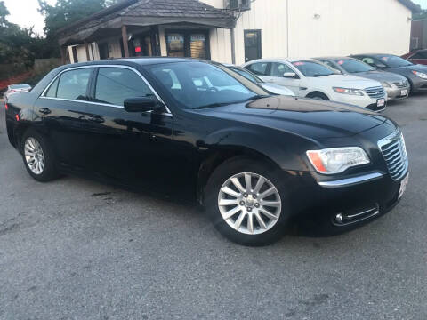 2013 Chrysler 300 for sale at El Rancho Auto Sales in Des Moines IA