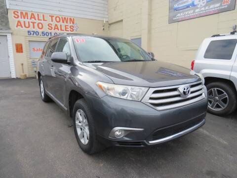 2013 Toyota Highlander for sale at Small Town Auto Sales in Hazleton PA