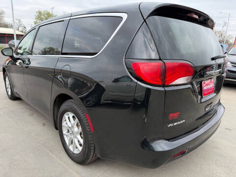 2022 Chrysler Voyager LX