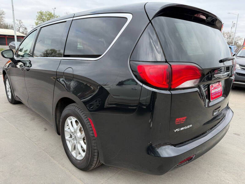 2022 Chrysler Voyager LX