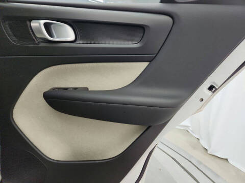 2023 Volvo XC40 B5 Plus Bright Theme
