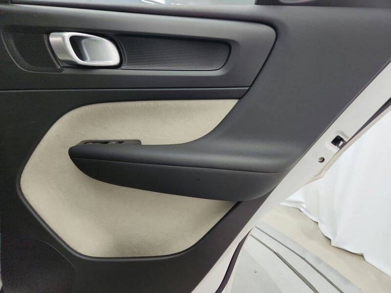 2023 Volvo XC40 B5 Plus Bright Theme