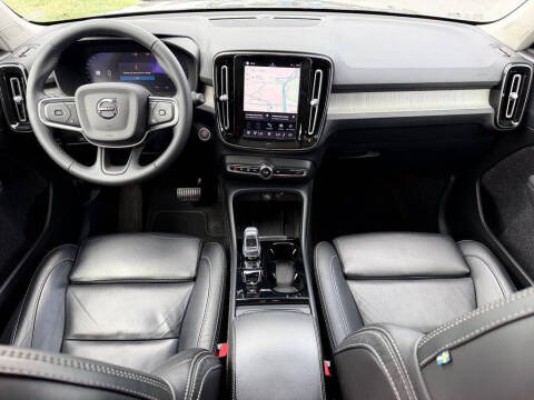 2023 Volvo XC40 B5 Plus Bright Theme