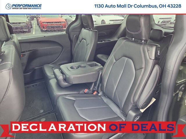 2027 Chrysler Pacifica Select