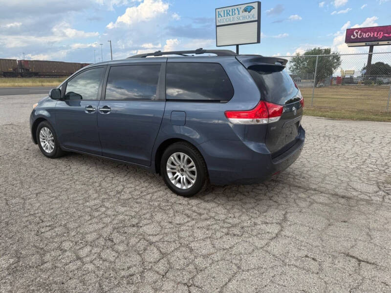 2014 Toyota Sienna XLE 7-Passenger Auto Access Seat