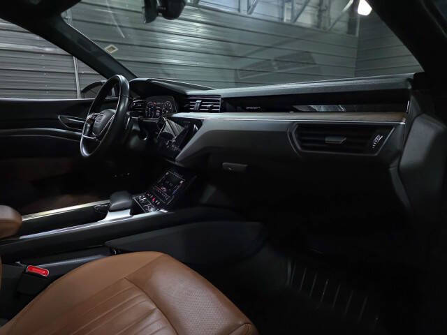 2022 Audi e-tron quattro Premium Plus