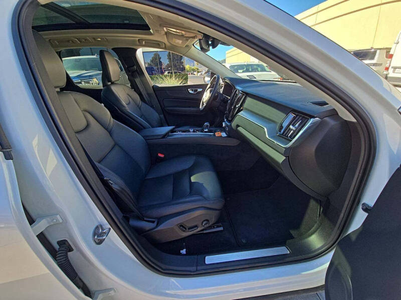 2025 Volvo XC60 B5 Core Dark Theme