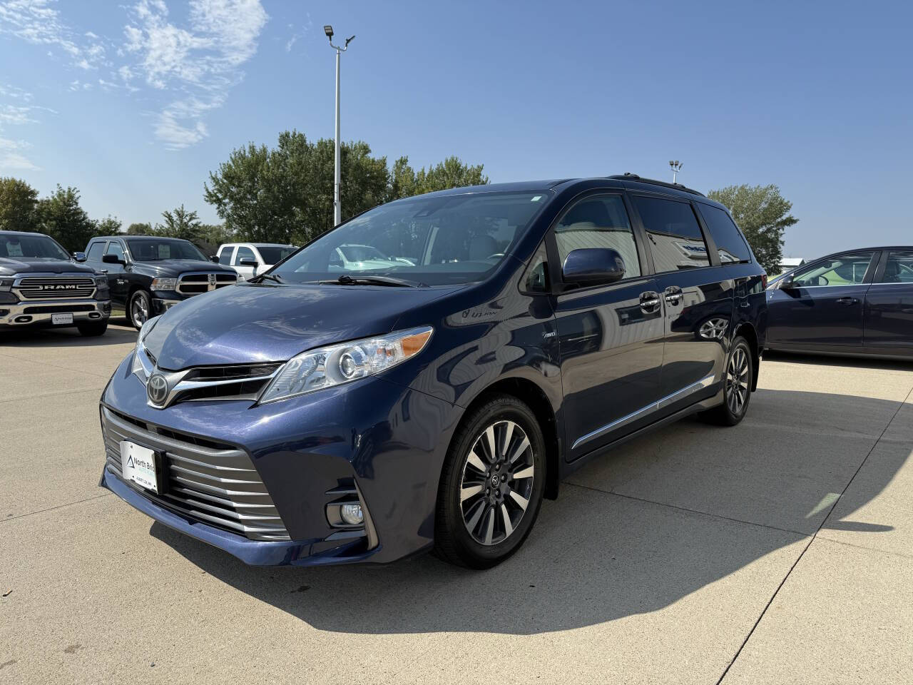 2018 Toyota Sienna XLE Premium photo 2