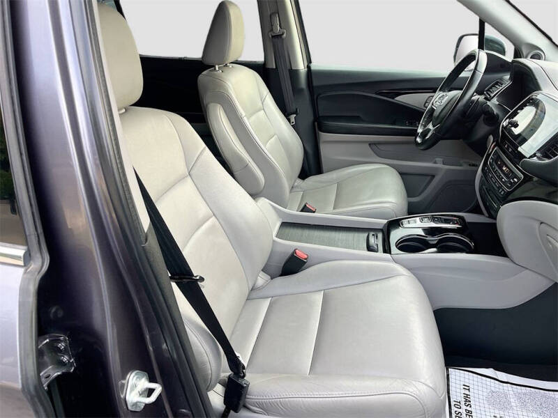 2021 Honda Pilot Touring w/Rear Captain's Chairs